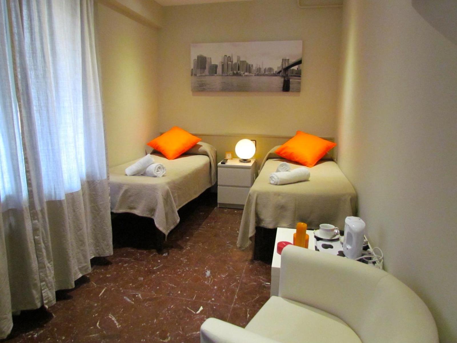 Barcelona City Street Hostal — Photos 2